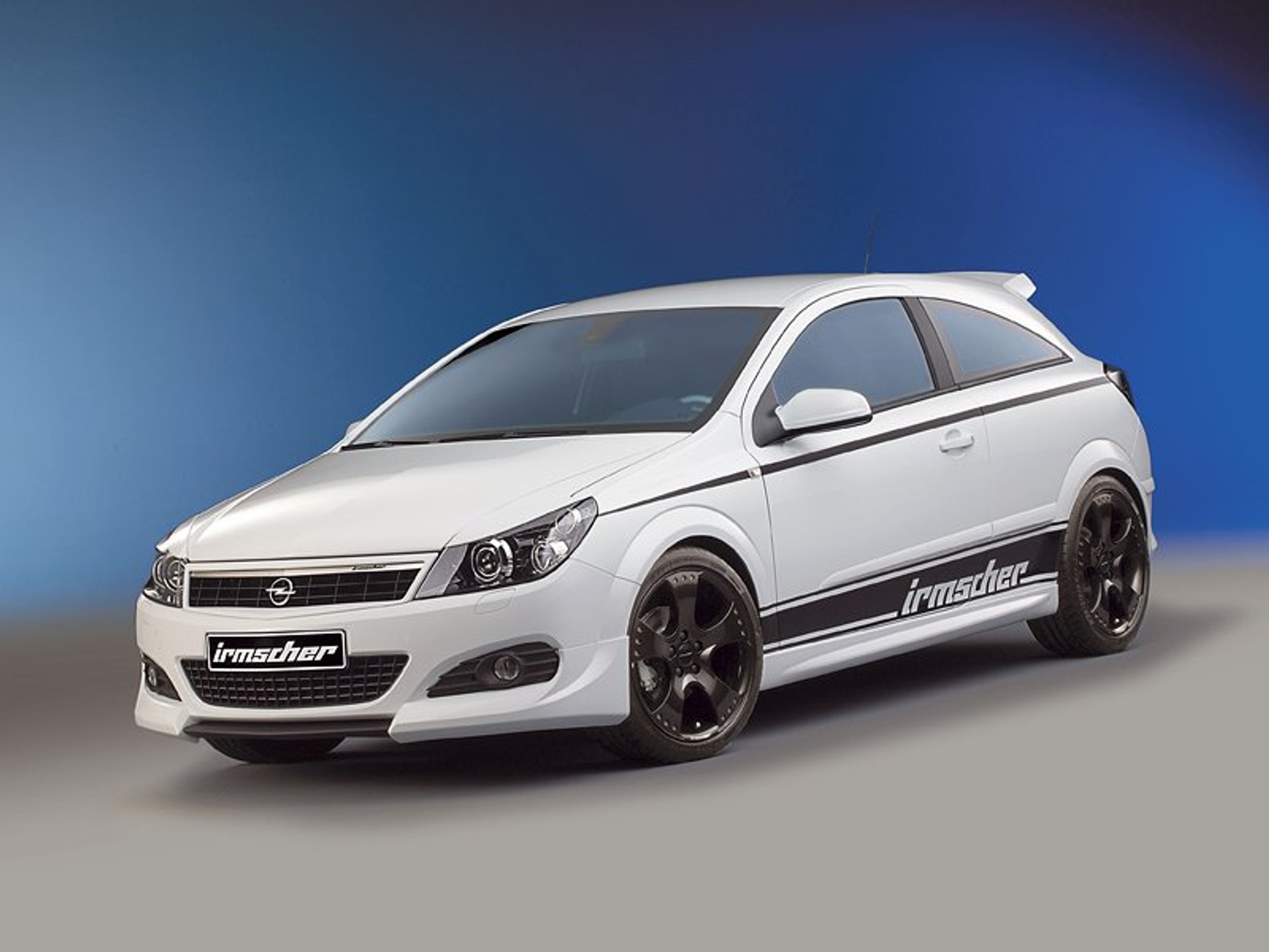 Irmscher Astra GTC Pure: biały hot-hatch