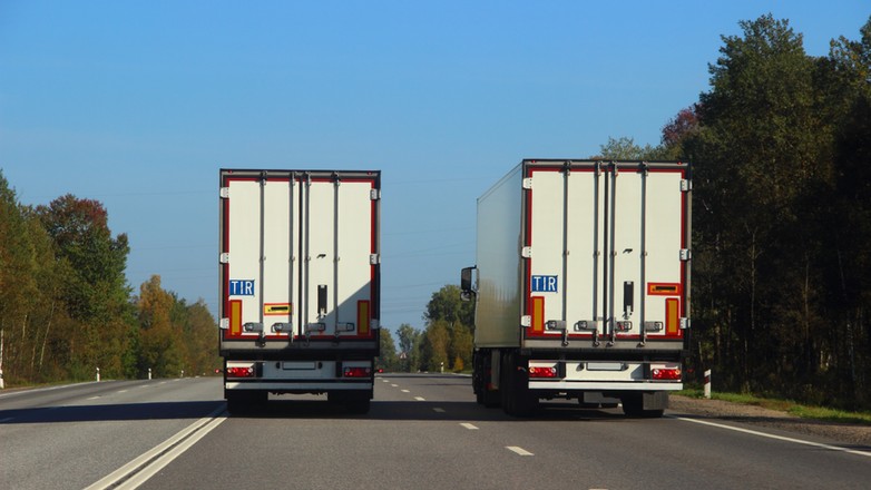 Kierowcy tirów coraz częściej naginają prawo