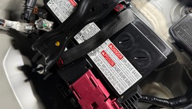 Rozładowany akumulator powoduje zaskakującą lawinę usterek