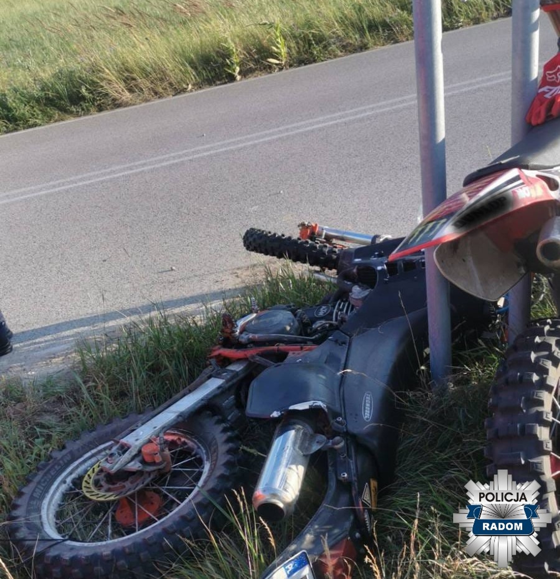 Wypadł z drogi na łuku. Motocyklisty nie udało się uratować