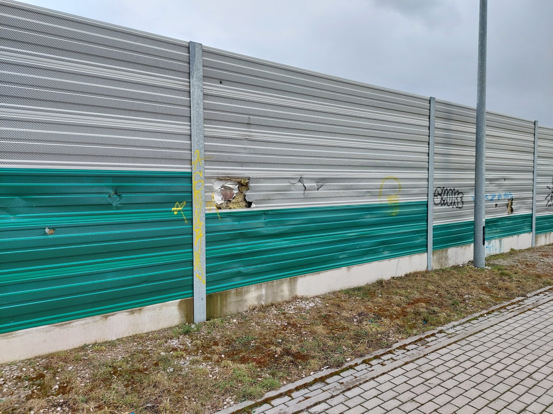 Zdemolowany i rozkradziony węzeł na trasie S8