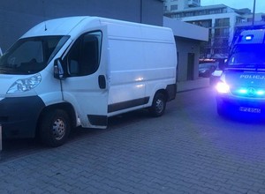 Mężczyzna był przerażony. Gdy policjanci otworzyli drzwi furgonu, sami byli zaskoczeni