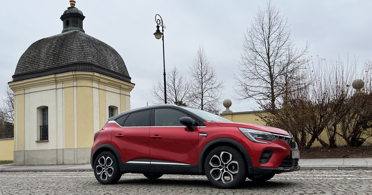 Mitsubishi ASX (druga generacja; od 2023 r.) przed murem Pałacu Branickich w Białymstoku