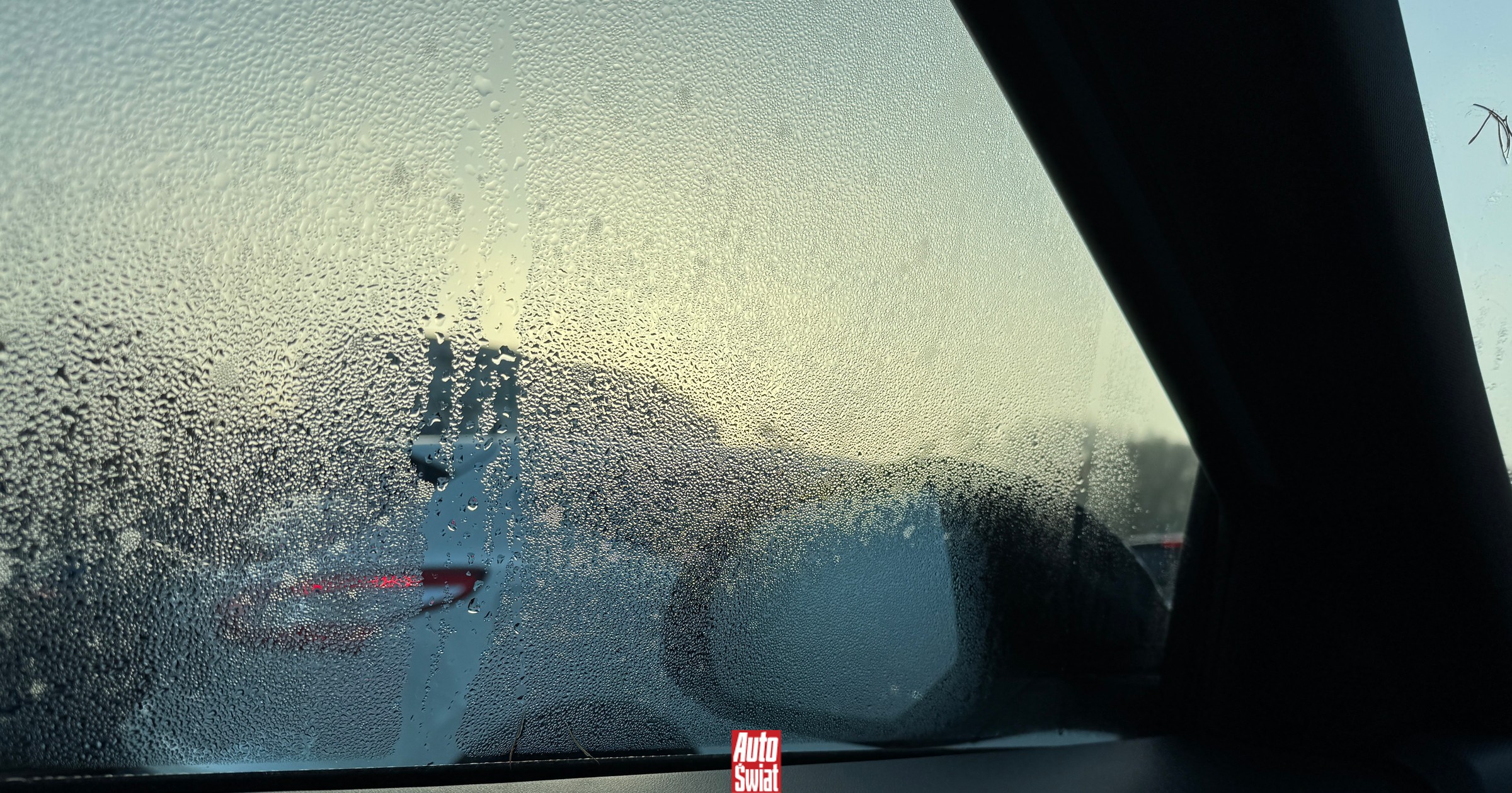 Jak pozbyć się pary i wody z szyb samochodu? Żałowałem, że nie mam niewidzialnej wycieraczki