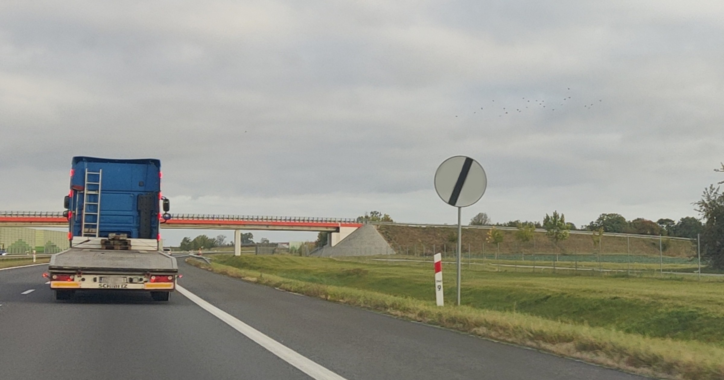 Biały znak z przekreśleniem ma oznaczenie B-42 i odwołuje niektóre wcześniejsze zakazy