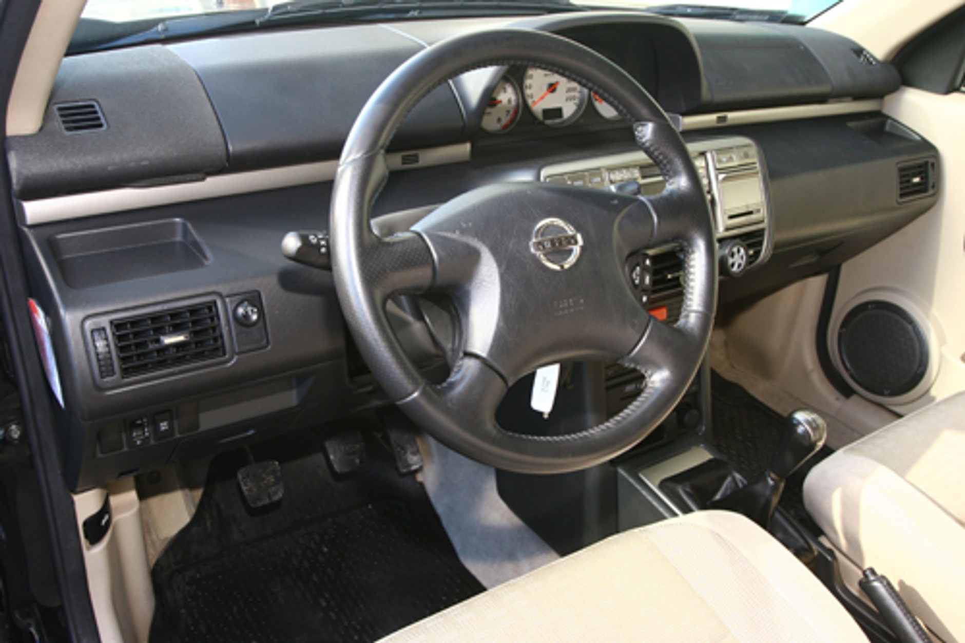 NISSAN X-TRAIL 2.0 - Mocny ciałem i...