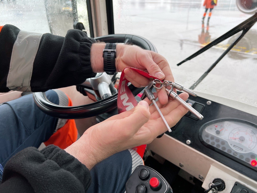 Szpilki bezpieczeństwa do odcinania sterowania