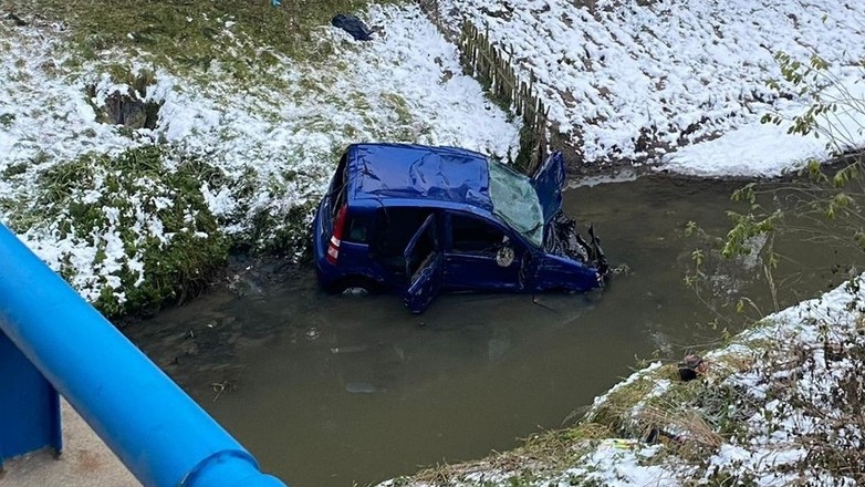 Fiat Panda przebił barierę i dachował w rzece