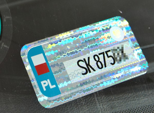 Po naklejce na szybie nie będzie śladu. Banalny sposób