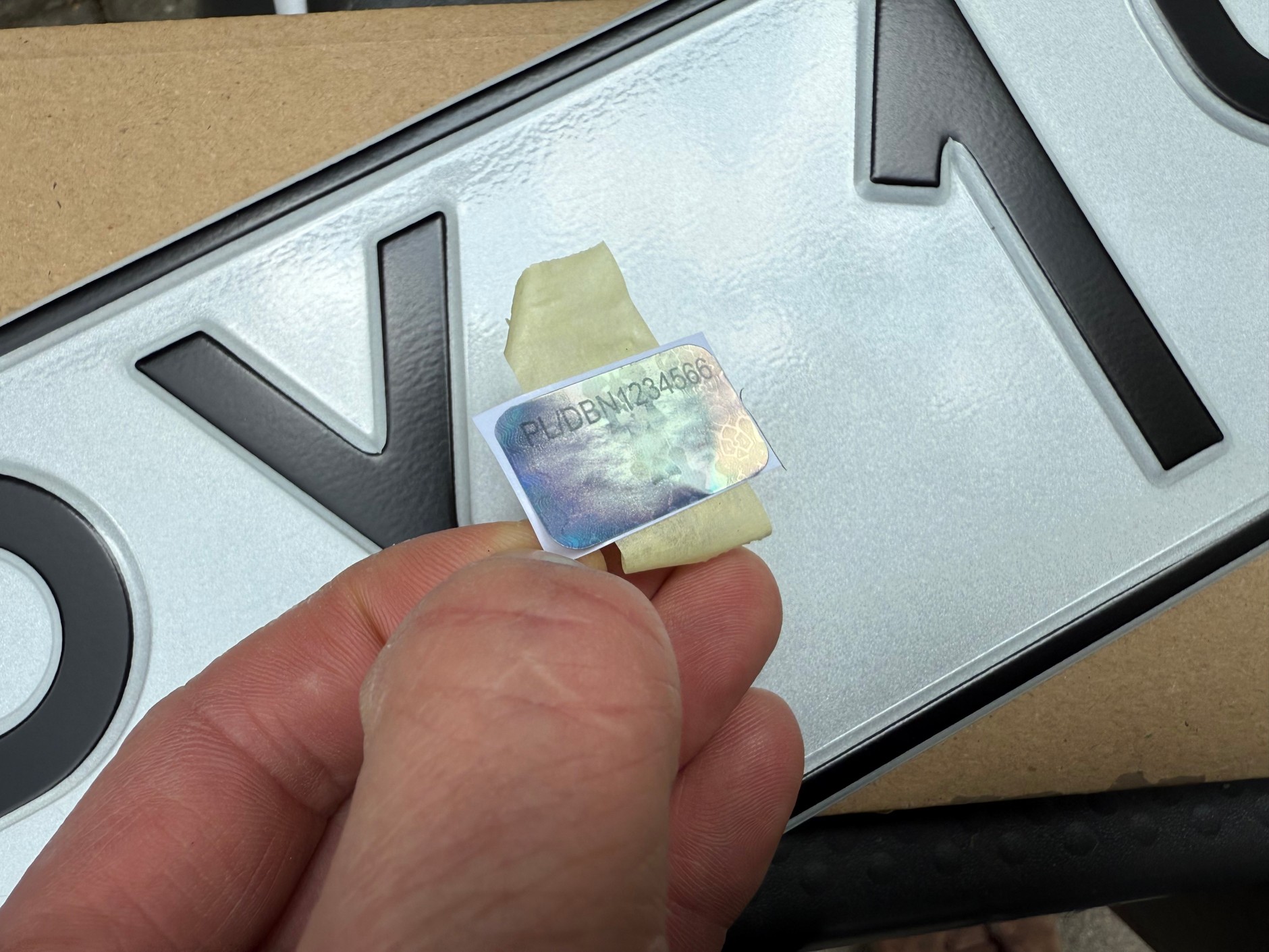 Imitację hologramu trzeba sobie nakleić samodzielnie