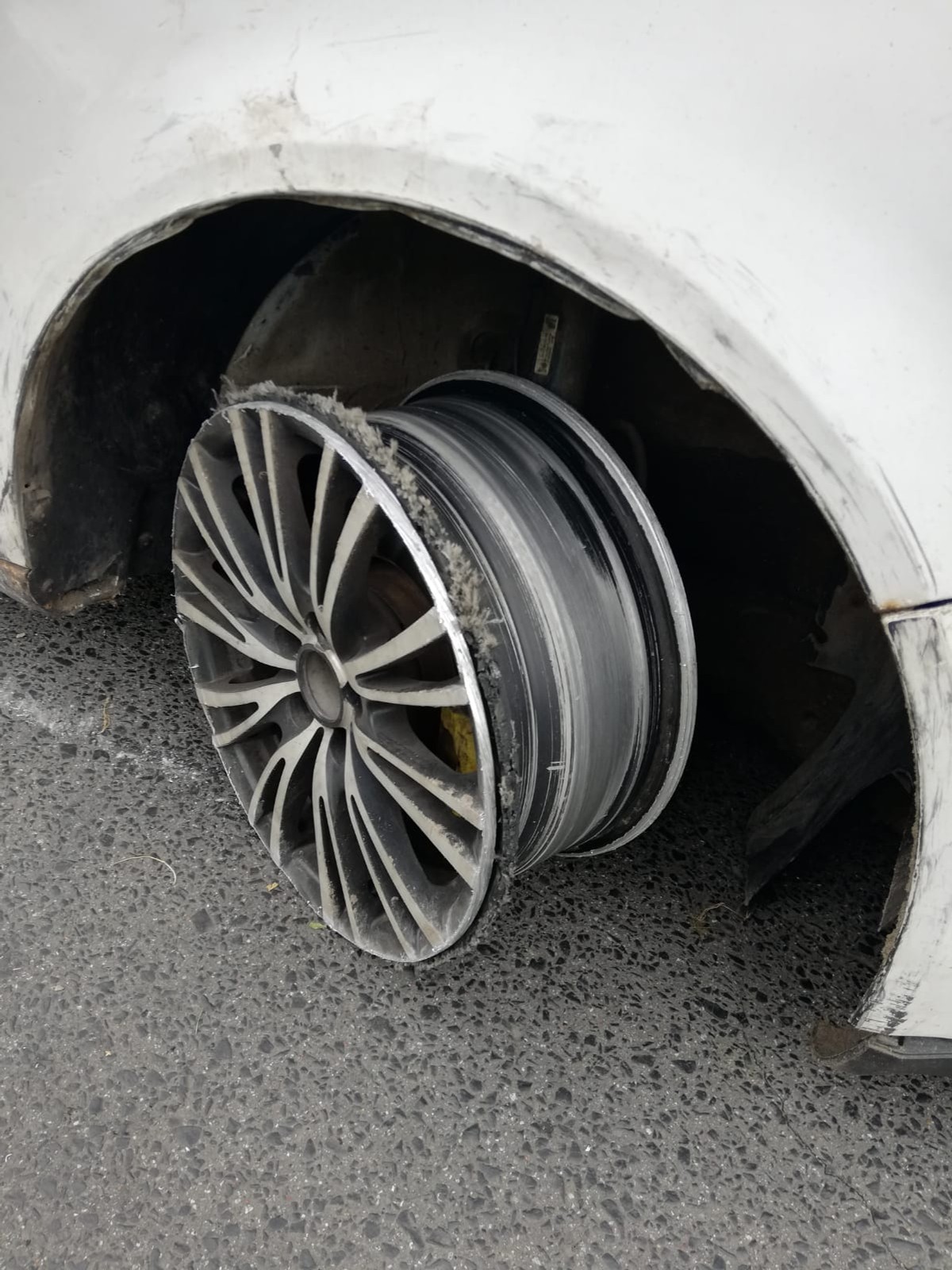 Kompletnie pijany kierowca jechał autem bez... opon