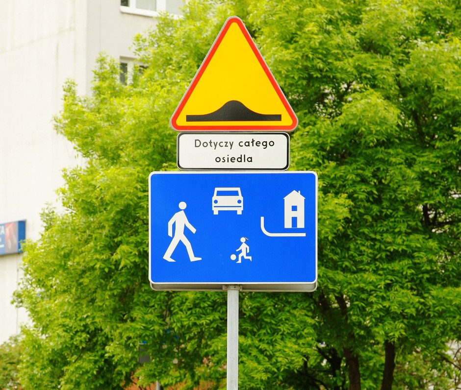 Strefa zamieszkania: na tak oznakowanym odcinku wolno parkować tylko w specjalnie wyznaczonych miejscach.