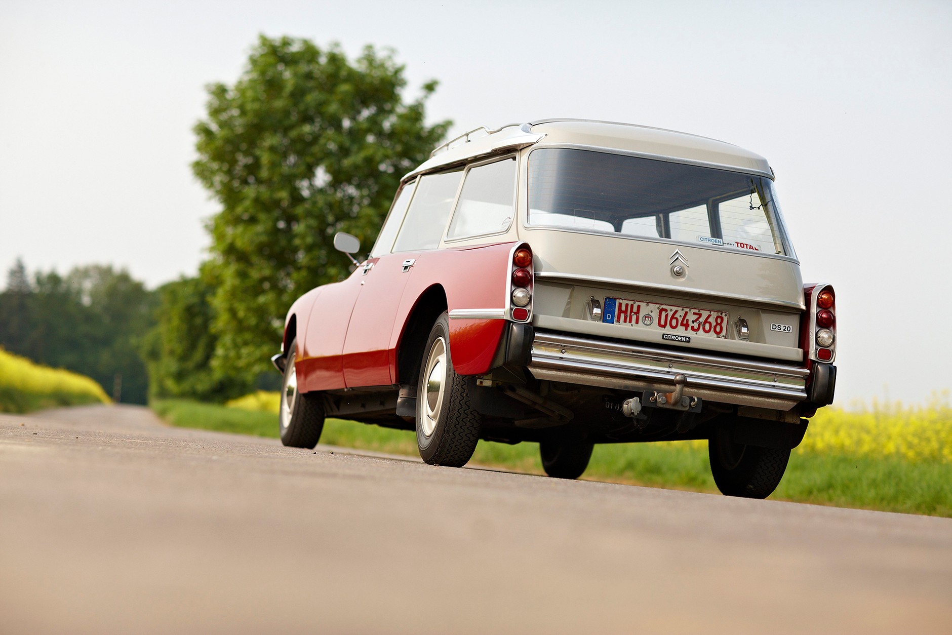 Na klapie bagażnika nie mogło zabraknąć „starszego sierżanta”.