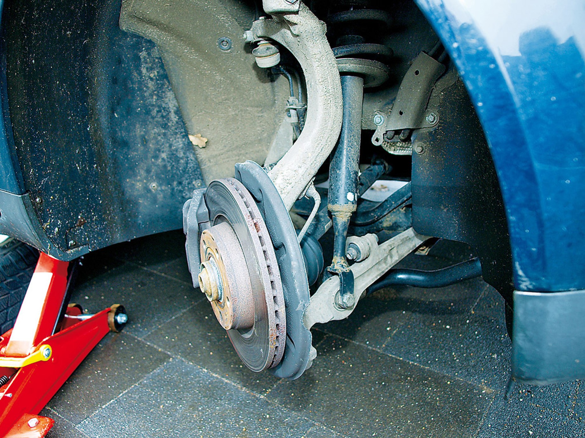 Jak przejechać przez dziurę w drodze?