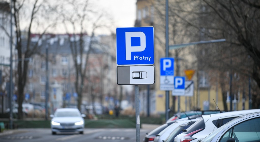 Gdzie umieścić bilet parkingowy?