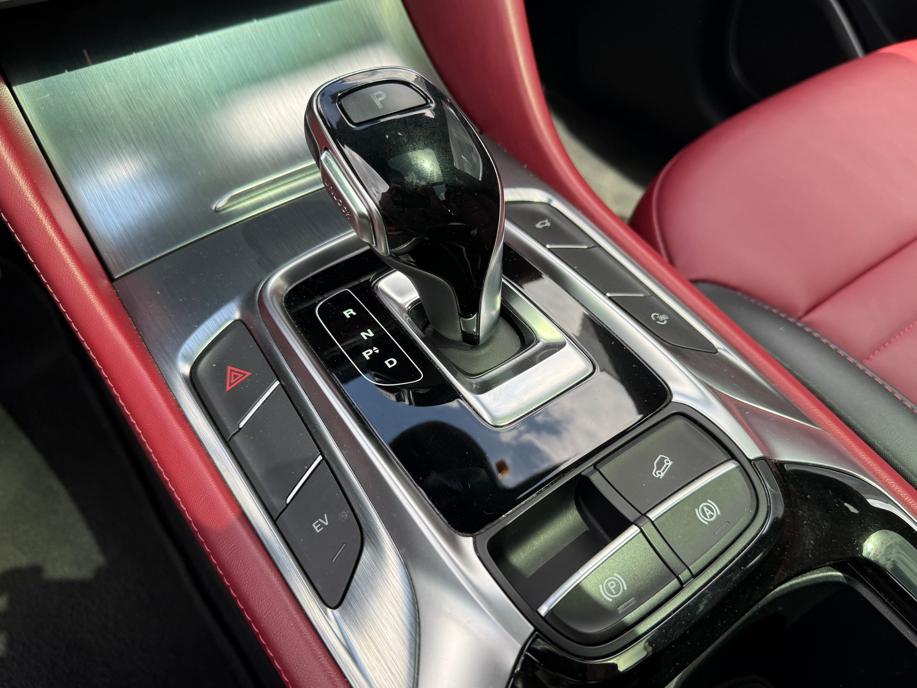 Czerwone używane MG EHS z przebiegiem 71 tys. km za 83 tys. 900 zł