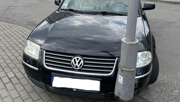 Kierowca Passata dwa razy uderzył w latarnię. Policjant po służbie zareagował natychmiast