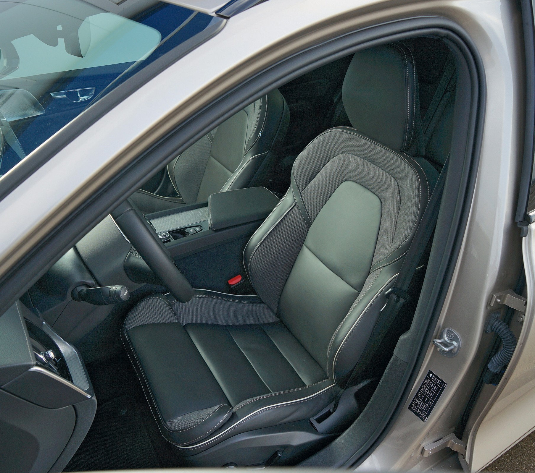 Volvo V60 2022 - ciasno skrojone, ale wygodne przednie fotele.