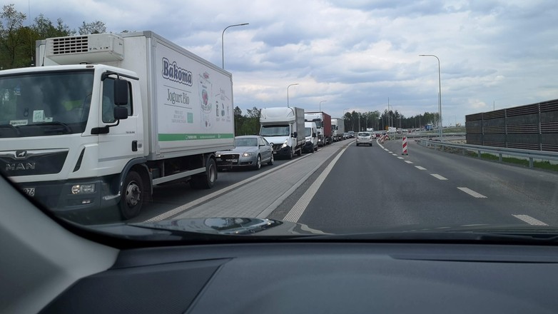 Ruch na drogach wyraźnie wzrasta. Wjazd do Warszawy krajową 2 od wschodu