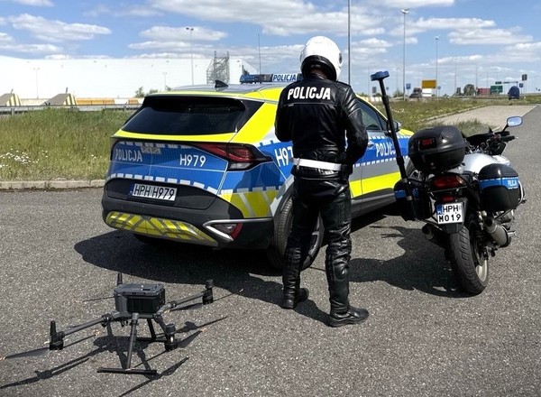 Policjanci zaskoczyli kierowców ciężarówek. Obserwowali autostradę z powietrza
