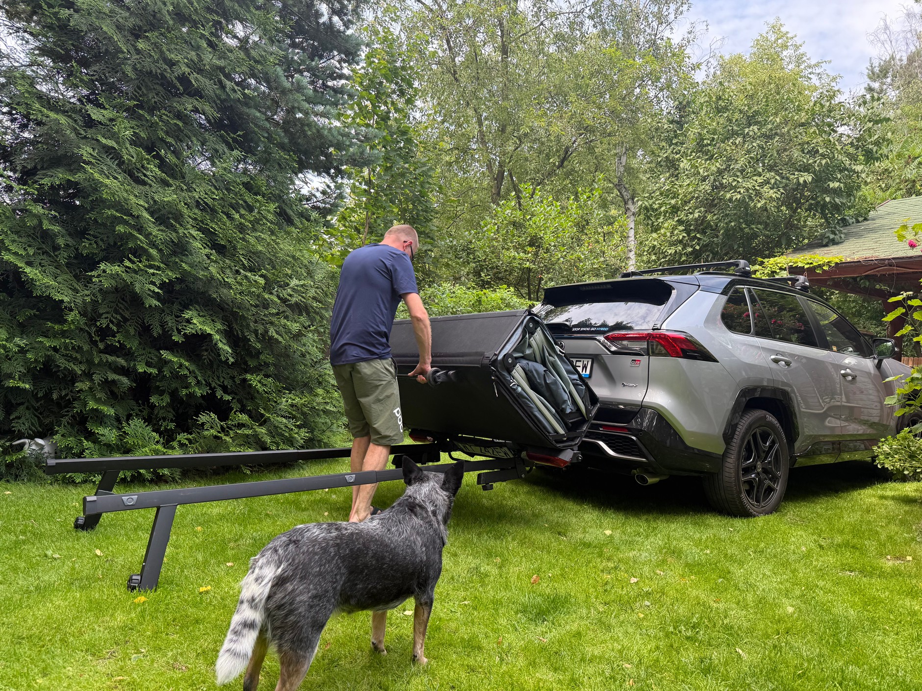 Namot na hak Thule Outset – rozkładanie