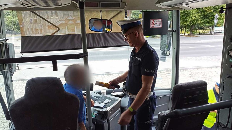 Obraz pochodzący z serwisu https://lomza.policja.gov.pl/po4/informacje/96144,Bezpieczna-wycieczka-zglos-kontrole-autokaru.html