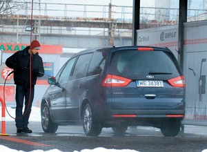 Teraz gdy jest poniżej zera, umyj auto. Tak zaoszczędzisz sporo pieniędzy