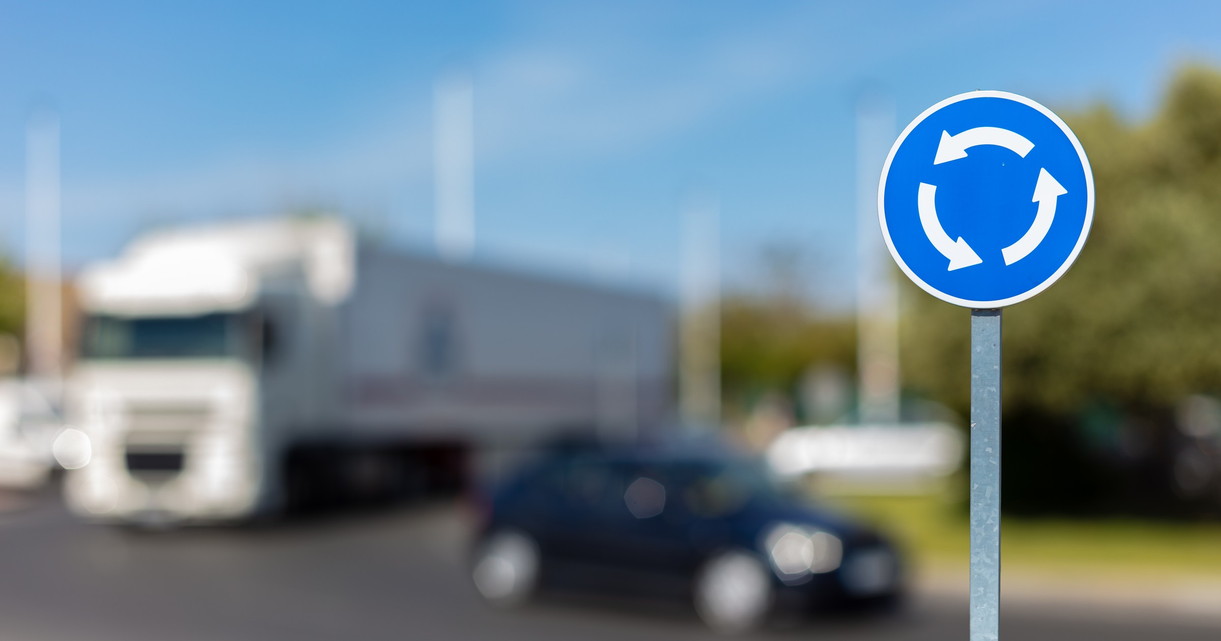 Czy na rondzie trzeba włączać lewy kierunkowskaz?