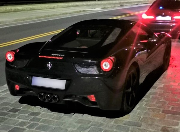 O mały włos nie stracił uprawnień za kierownicą Ferrari