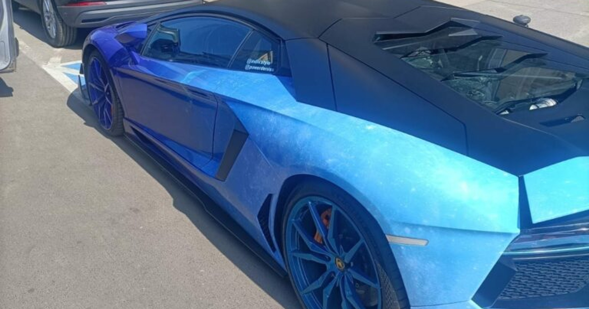 Niebieskie Lamborghini zaparkowane na kopercie we Wrocławiu