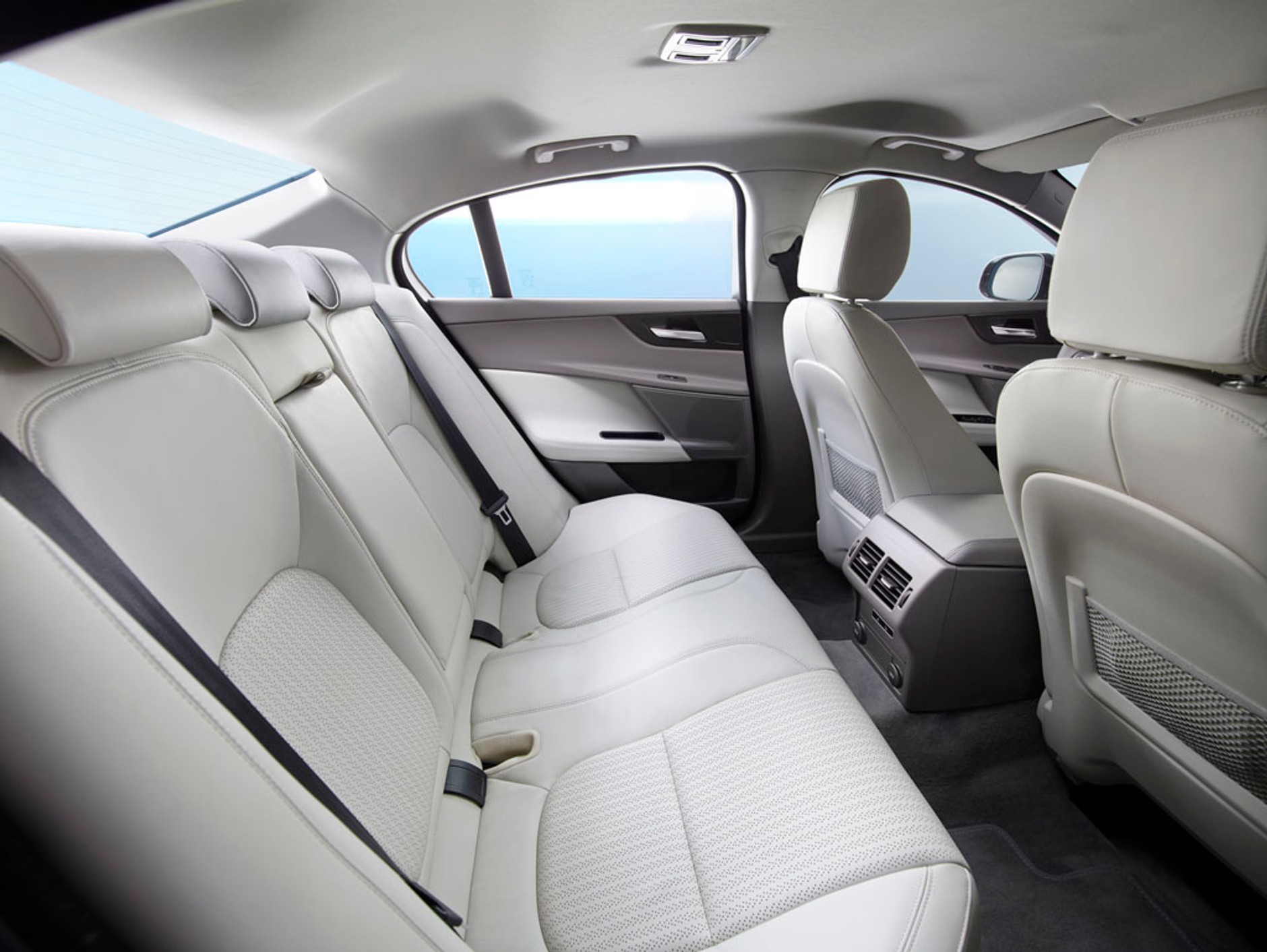 Jaguar XE - Drżyjcie Bawarczycy