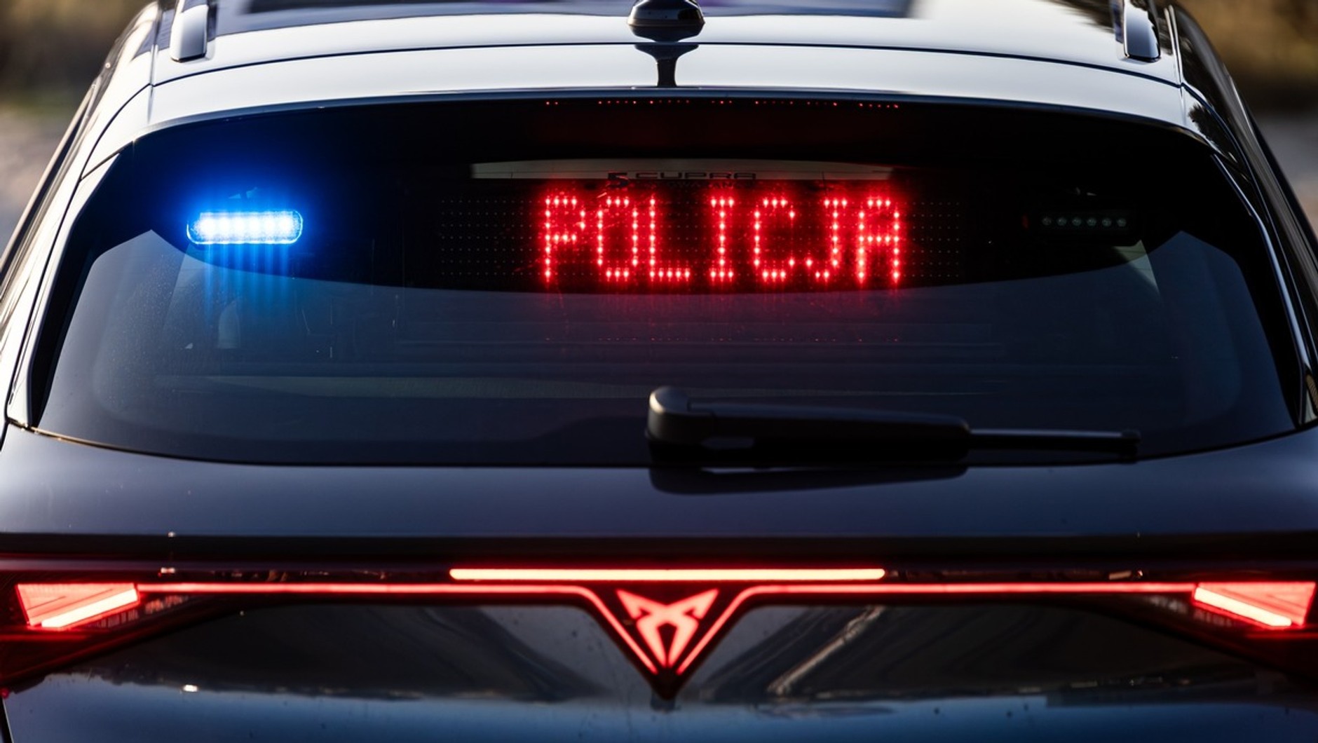 Cupry Leon VZ Sportstourer nieoznakowanymi radiowozami policji
