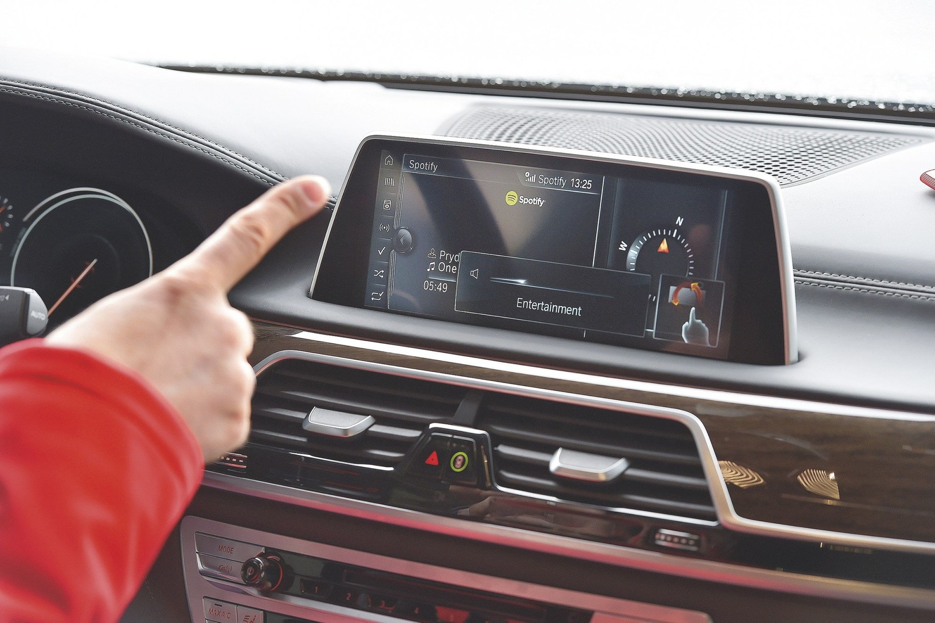 Nowe BMW 750i kontra Audi A8, Mercedes klasy S i Porsche Panamera