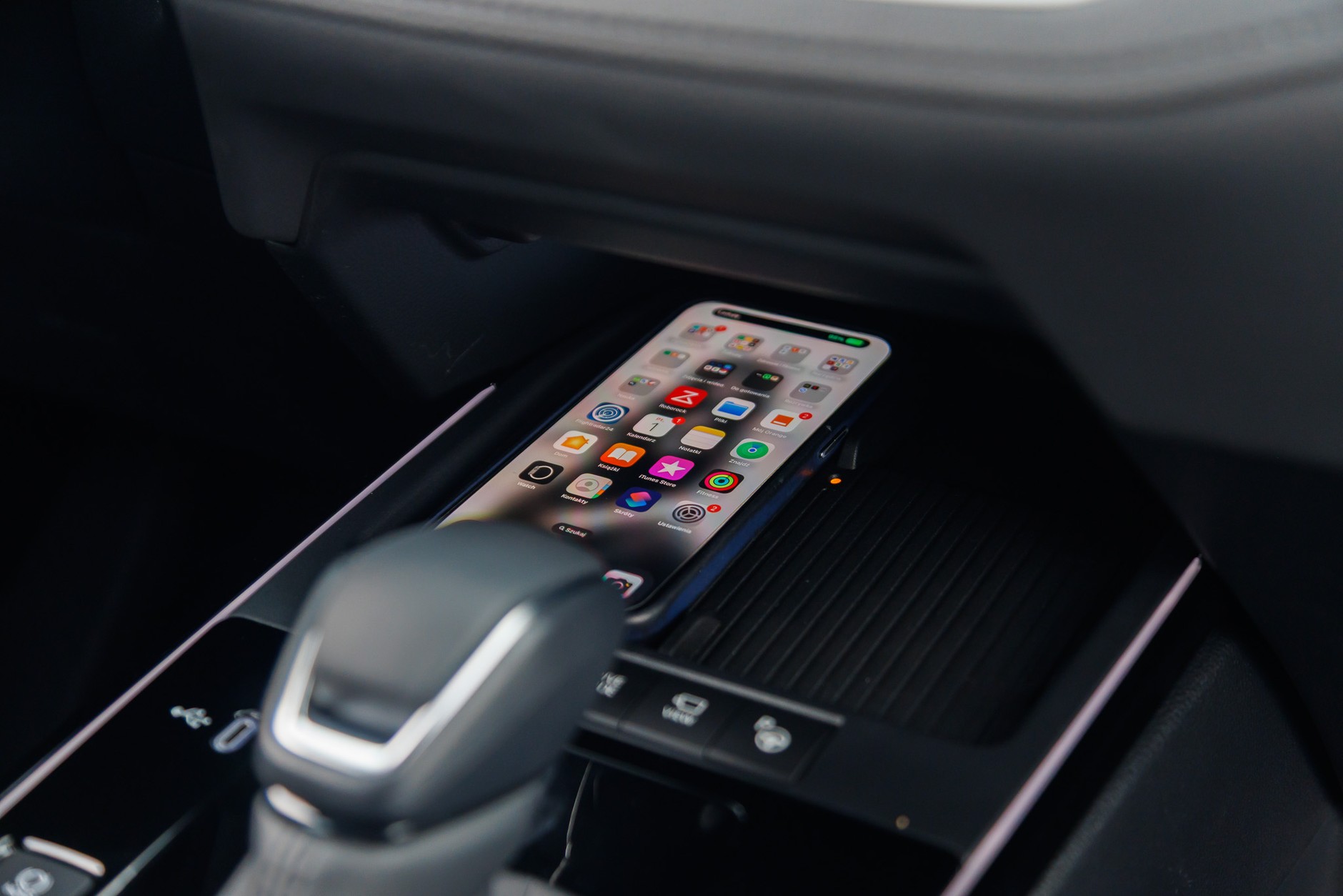 Ładowarka indukcyjna to oczywiście świetne rozwiązanie w autach, ale potrafi zagotować telefon i skrócić jego żywotność