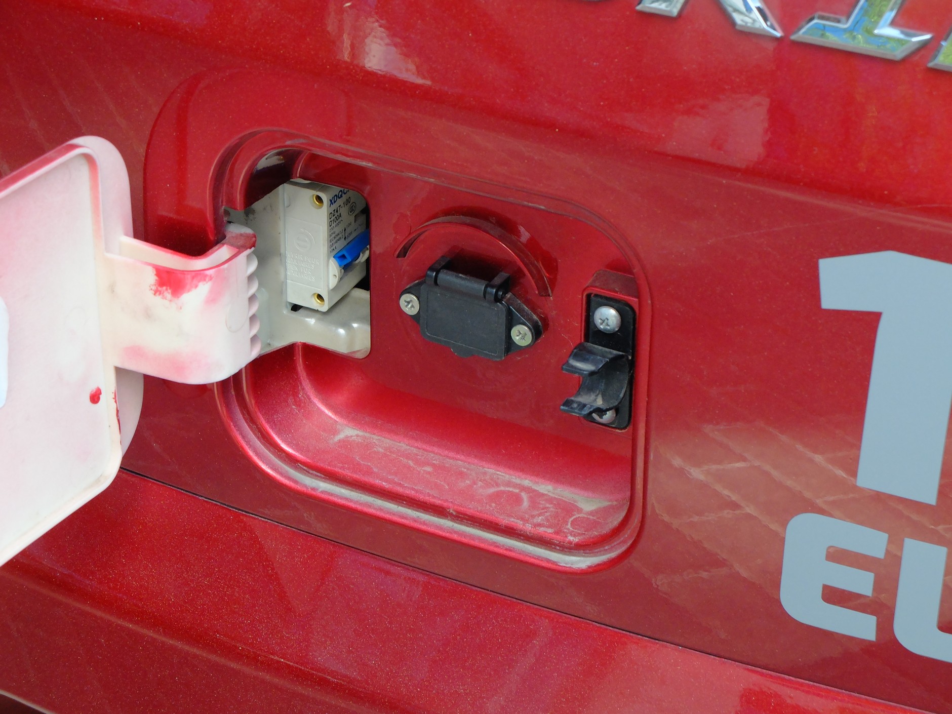 Pod klapką znajdziemy gniazdo ładowania ukryte pod kolejną klapką. Źródło zasilania: zwykłe gniazdko 230 V