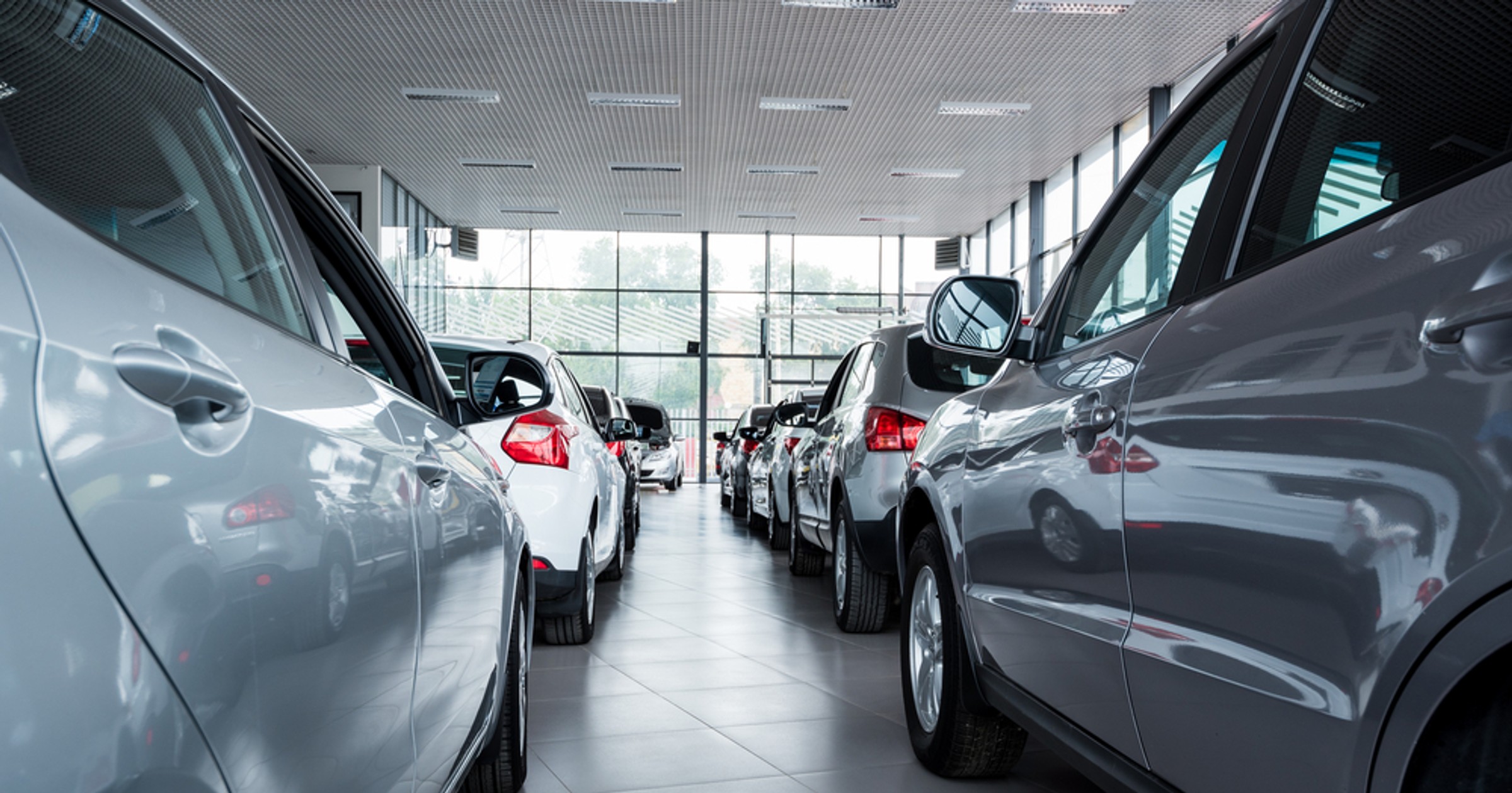 Wyprzedaże roczników 2025 ruszyły wcześniej niż zwykle. Klienci mają już jednak w czym wybierać.