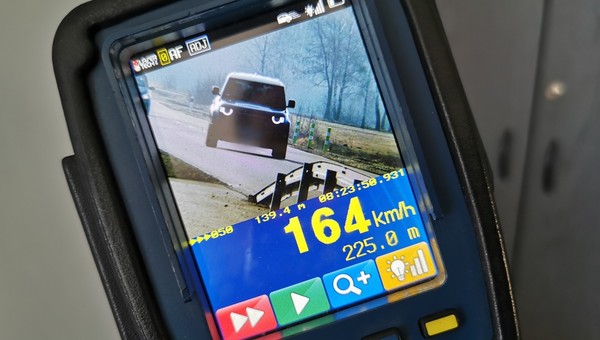 Pierwsi kierowcy już tracą prawo jazdy za przekroczenie prędkości poza terenem zabudowanym