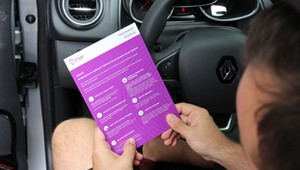 Wypaliła najdroższego papierosa w życiu. 100 euro za palenie w samochodzie