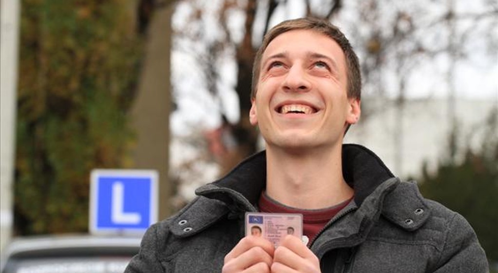 Instruktor nauki jazdy radzi jak zdać nowy egzamin na prawo jazdy (2013)