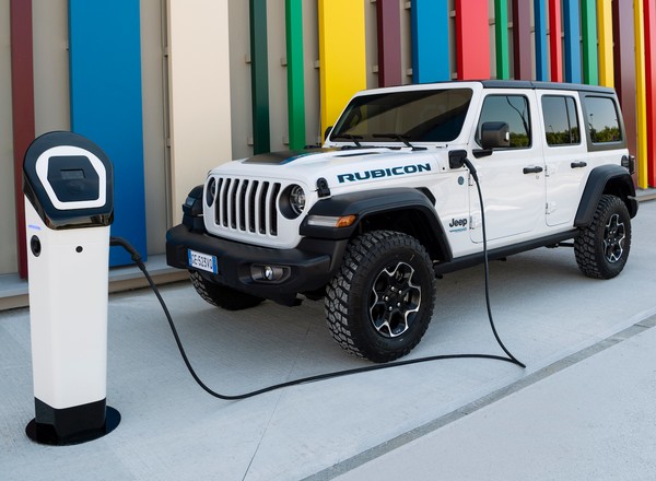 Jeep Wrangler 4xe – hybrydą plug-in w teren i do miasta