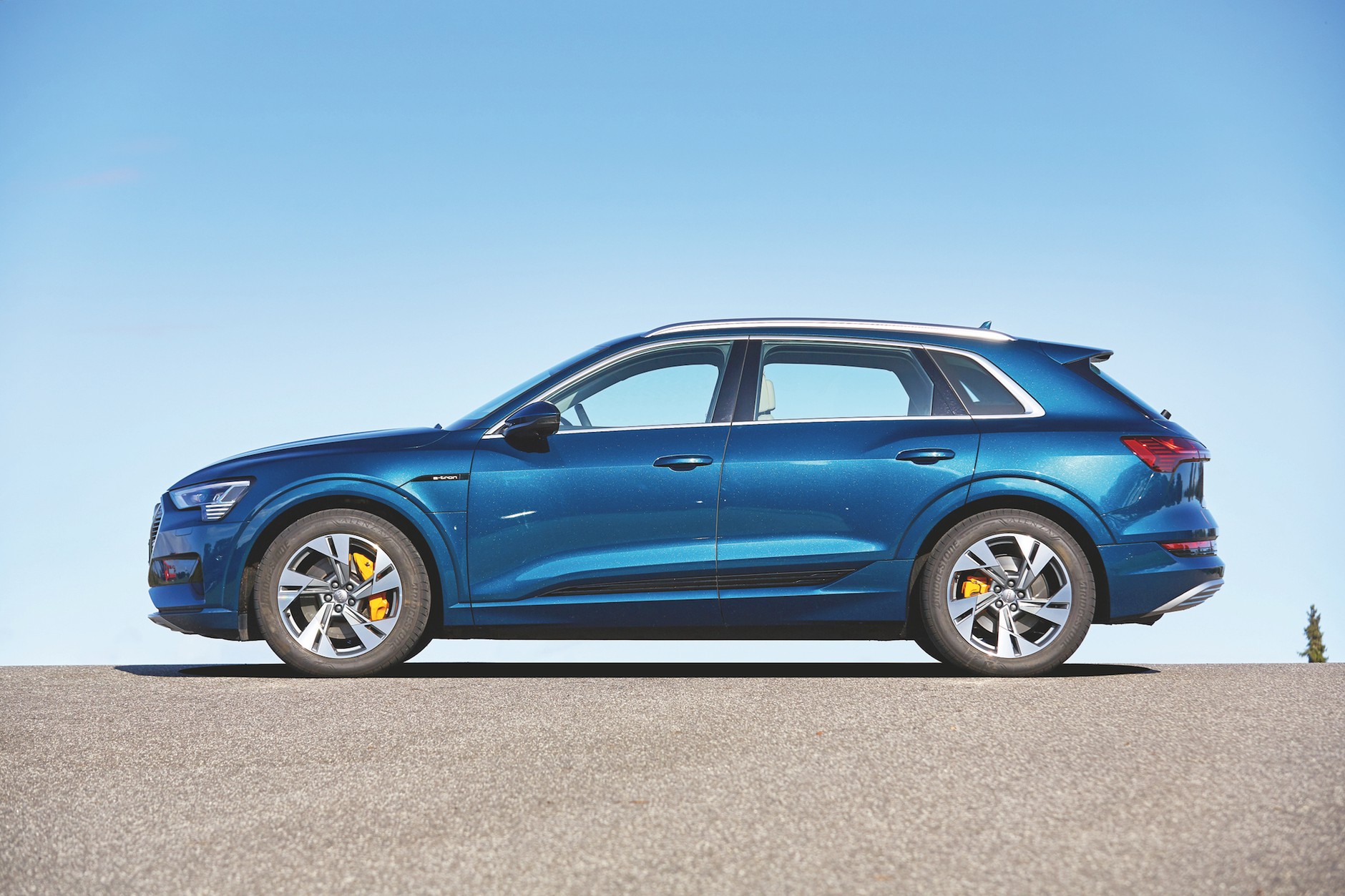Porównanie elektrycznych SUVów – Audi e-tron kontra Mercedes EQC