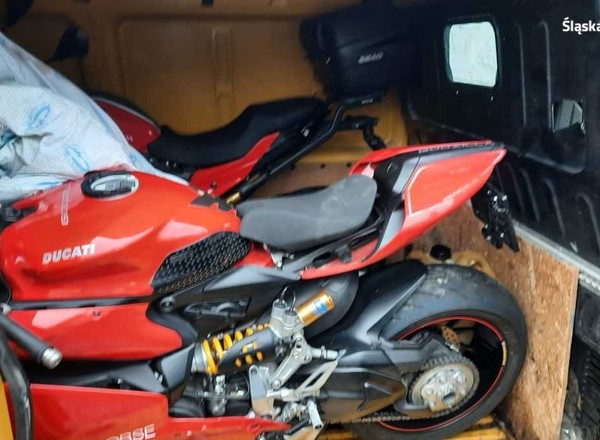 Policjanci złapali ich na gorącym uczynku. W aucie dostawczym były kradzione motocykle