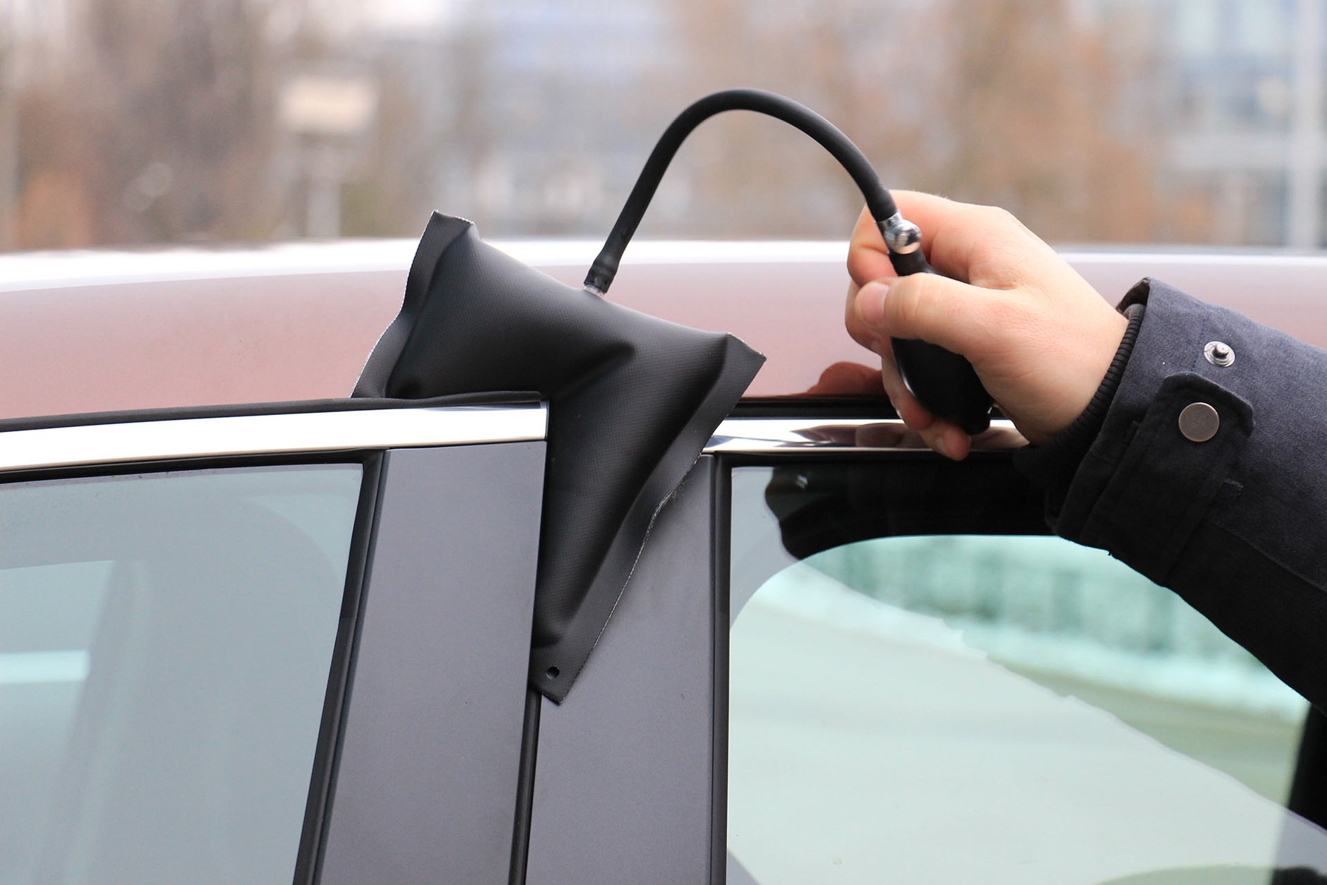 Sposoby na otwarcie zamarzniętego auta