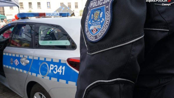 Pieszo uciekała pomiędzy pędzącymi samochodami. Policjanci ukarali nie tylko ją