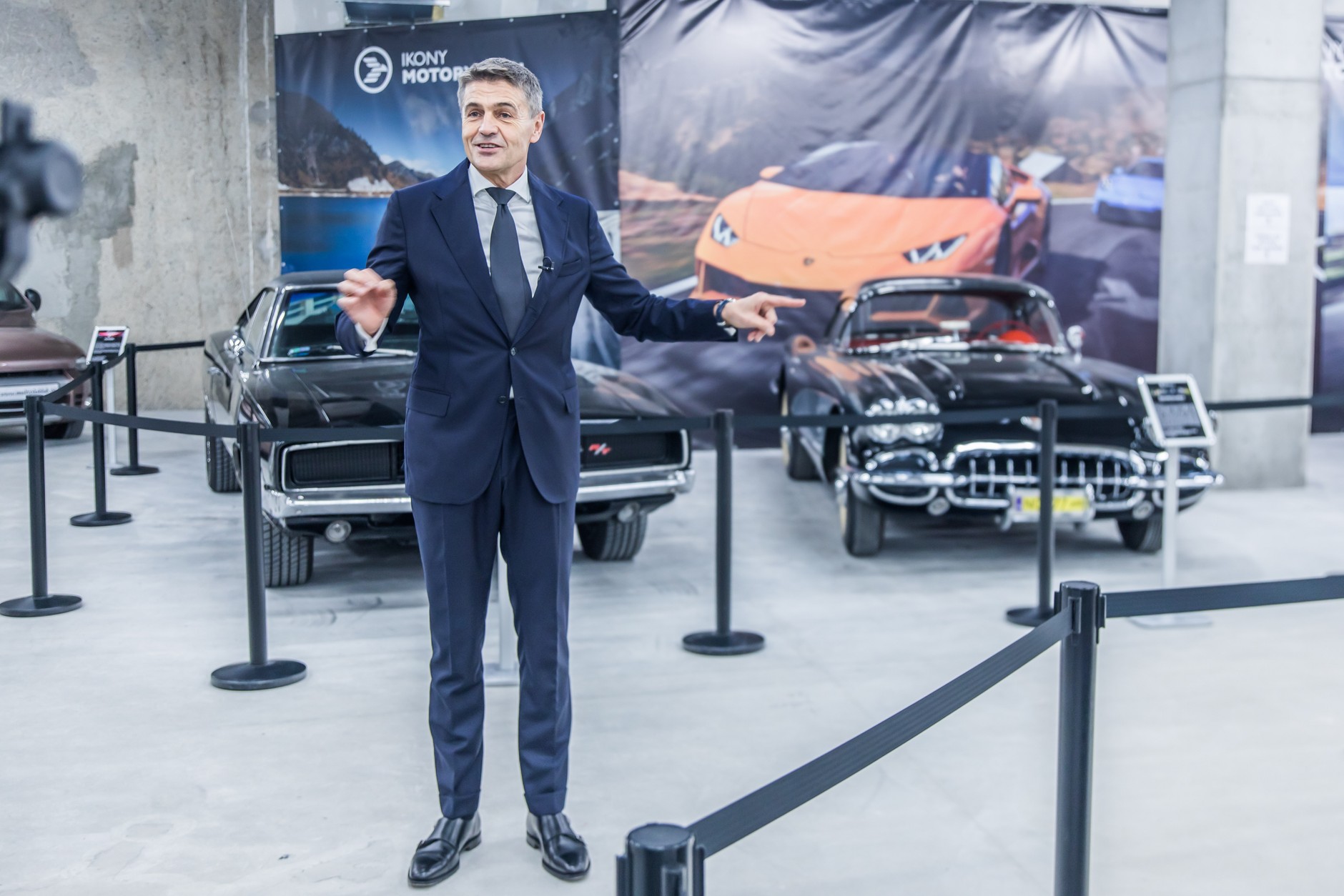 Krzysztof Hołowczyc przy swoim Chevrolecie Corvette