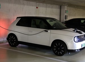Na wiele godzin utknęli na parkingu. Uwięził ich... kabel do ładowania