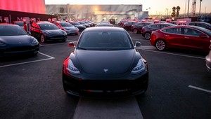 Tesla Model 3 hitem sezonu - wyznacza nowe standardy w produkcji pojazdów z napędem elektrycznym