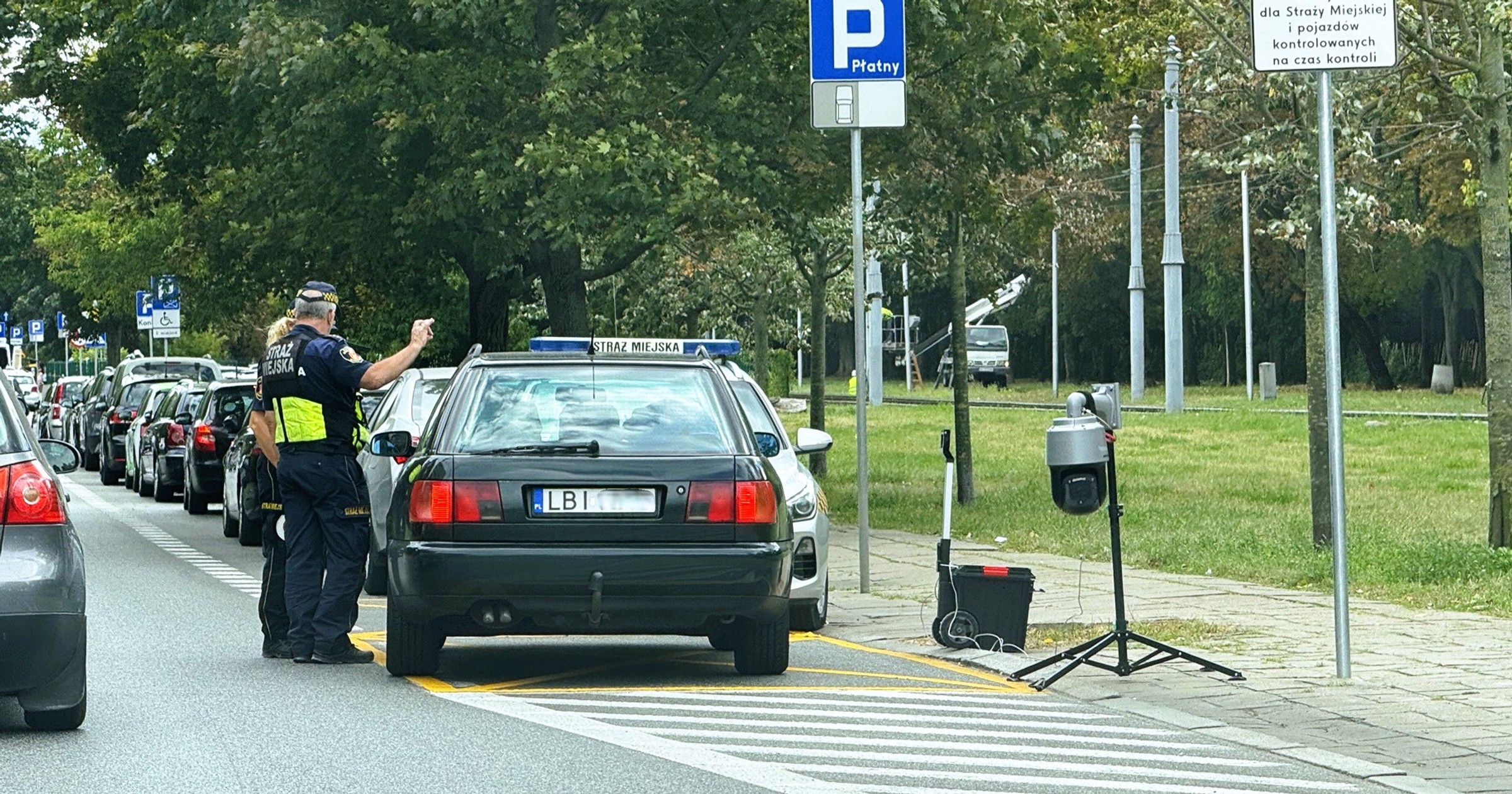 Kontrola starego samochodu wjeżdżającego do SCT w Warszawie
