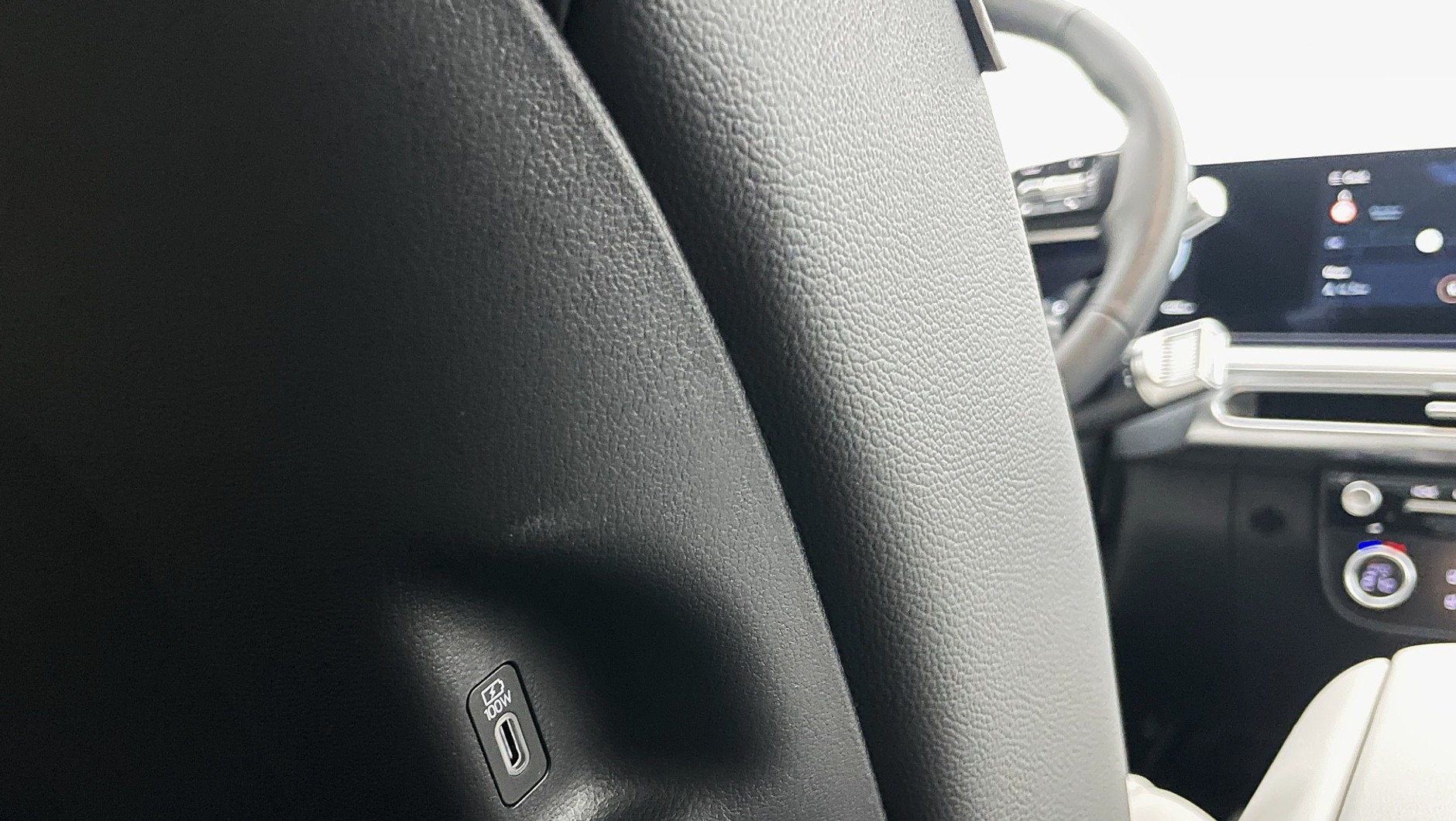 Trudno zliczyć, ile portów USB-C ma ten samochód (co najmniej siedem!)