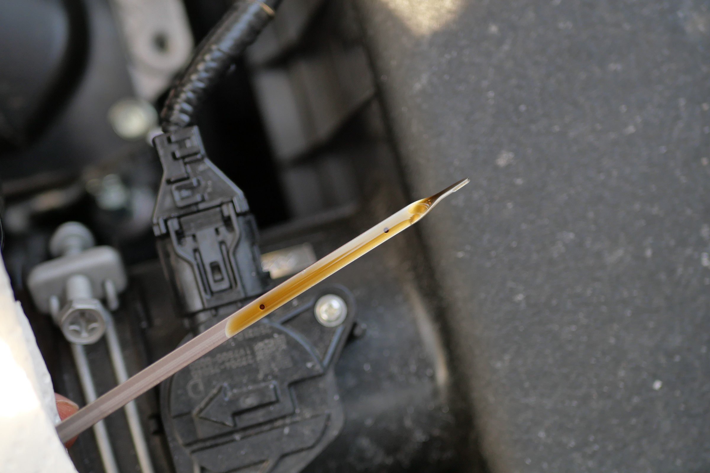 Poziom oleju wzrósł, choć nikt go nie dolał. Kto jeździ hybrydą, niech sprawdzi bagnet